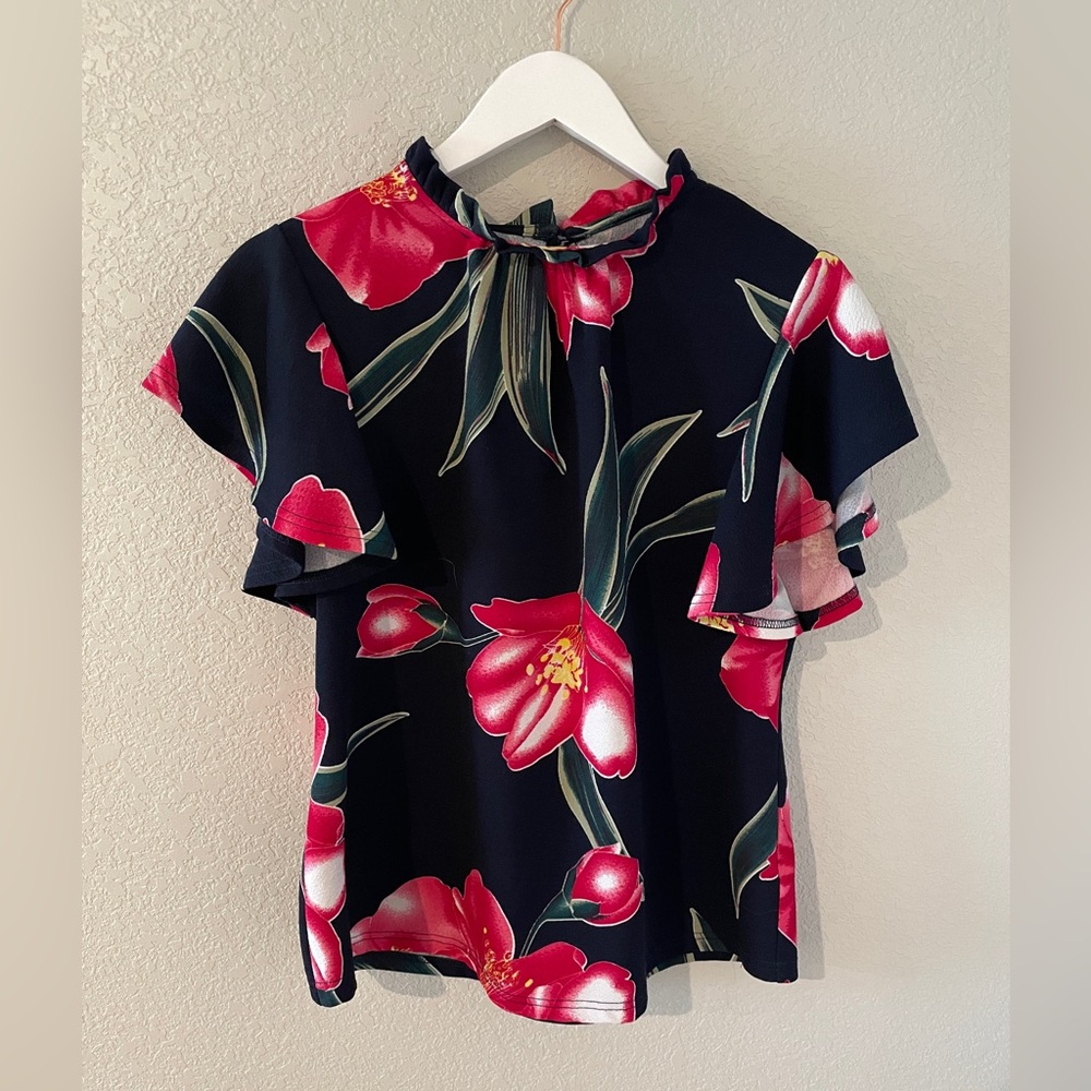 Floral blouse. 95% Polyester